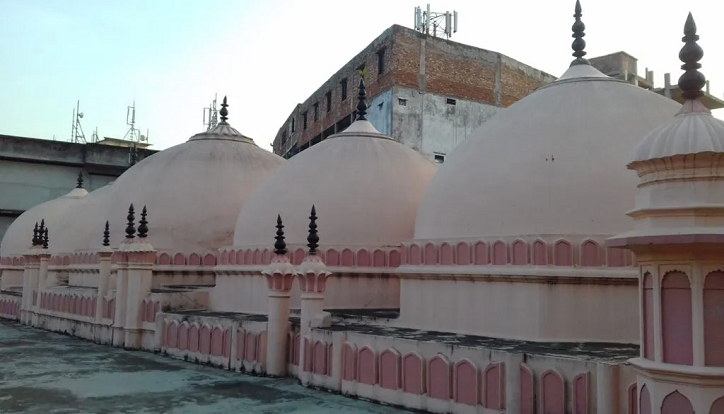 বাংলার প্রথম স্বাধীন সুলতান মুরশিদ কুলি খান ১৭০০ থেকে ১৭০৪ সালের মধ্যে পুরান ঢাকার বেগম বাজারে অনন্য এই মসজিদ নির্মাণ করেন।