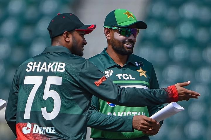 দুই অধিনায়ক বাংলাদেশের সাকিব আল হাসান (বাঁয়ে) ও পাকিস্তানের বাবর আজম