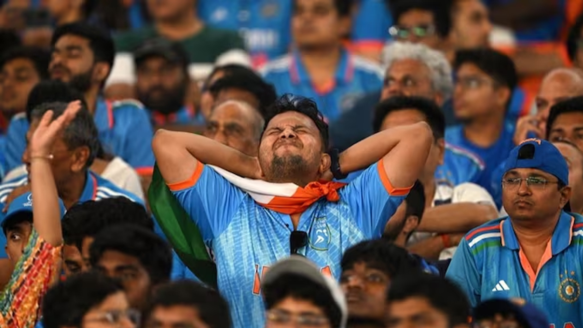 ফাইনালে অস্ট্রেলিয়ার বিপক্ষে ৬ উইকেটে হেরে শিরোপা হারায় ভারত