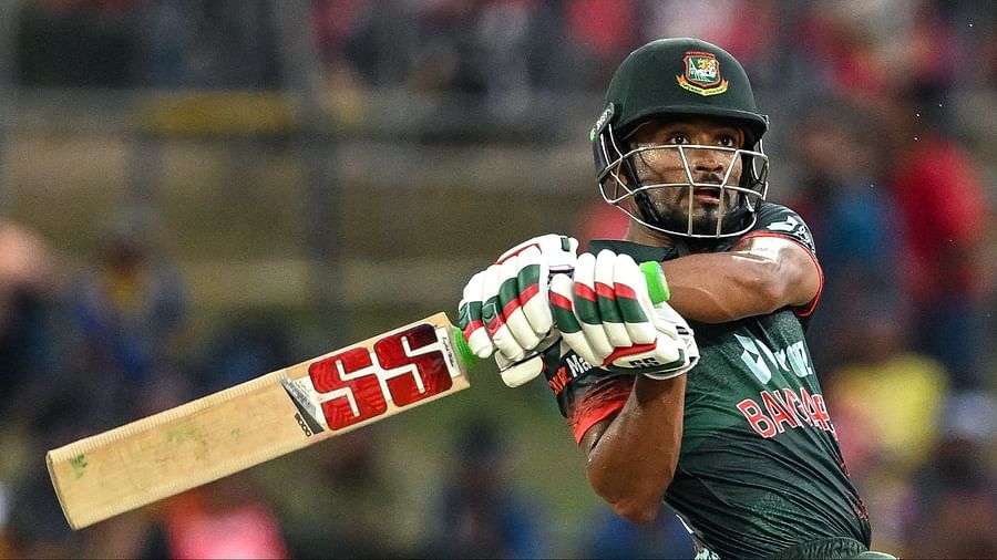 এশিয়া কাপের পারফরম্যান্স শীর্ষ ১০০–তে উঠিয়েছে নাজমুল হোসেনকে