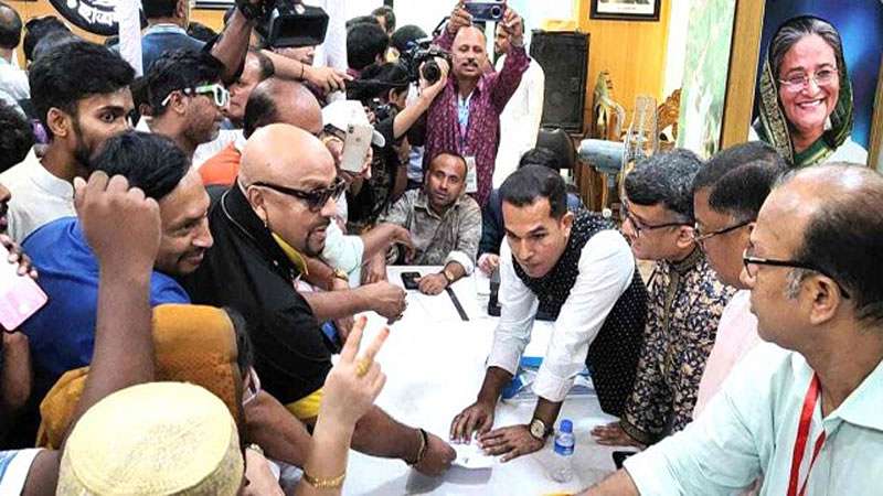 নায়ক রুবেল মনোনয়ন ফরম কেনার এক মুহূর্তে